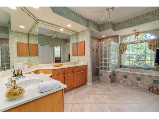 Spacious Mirrored Master Bath with dual sinks, make-up vanity and rarely available ceiling fan. - Single Family Home for sale at 6521 Sundew Ct, Lakewood Ranch, FL 34202 - MLS Number is A4514104