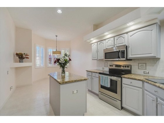 Kitchen and breakfast corner - Single Family Home for sale at 7184 Drewrys Blf, Bradenton, FL 34203 - MLS Number is A4519019