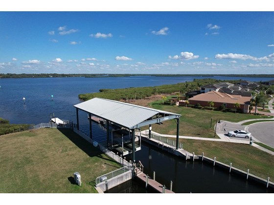 Single Family Home for sale at 5211 Lake Overlook Ave, Bradenton, FL 34208 - MLS Number is A4520776
